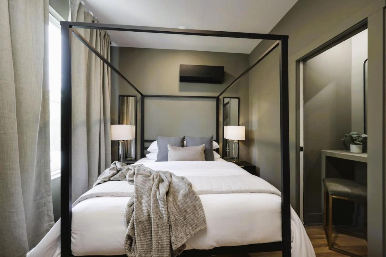 Perfect Pregame Rooftop Close To Broadway Holiday home