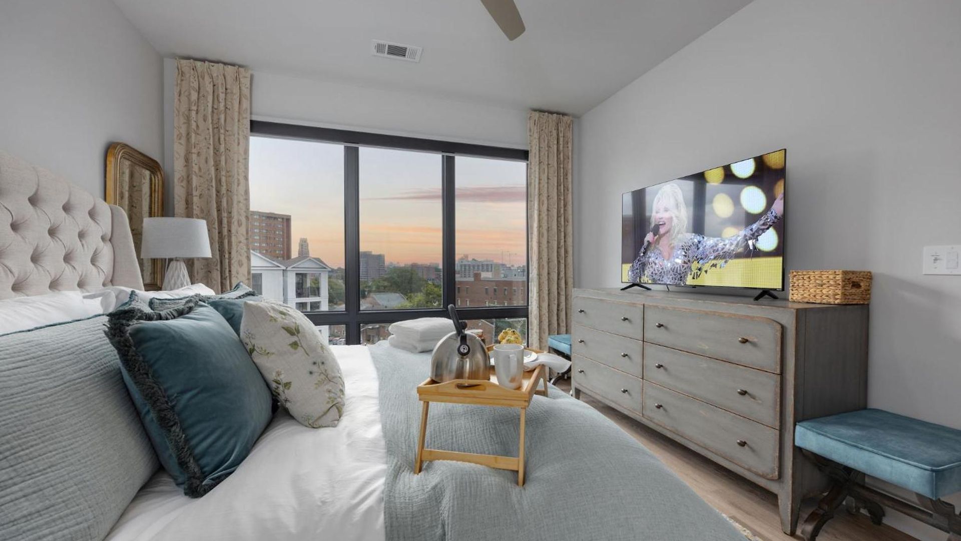 Elegant Corner Penthouse With Private Balcony, Skyline Views, Pool, And Gym Apartment Nashville