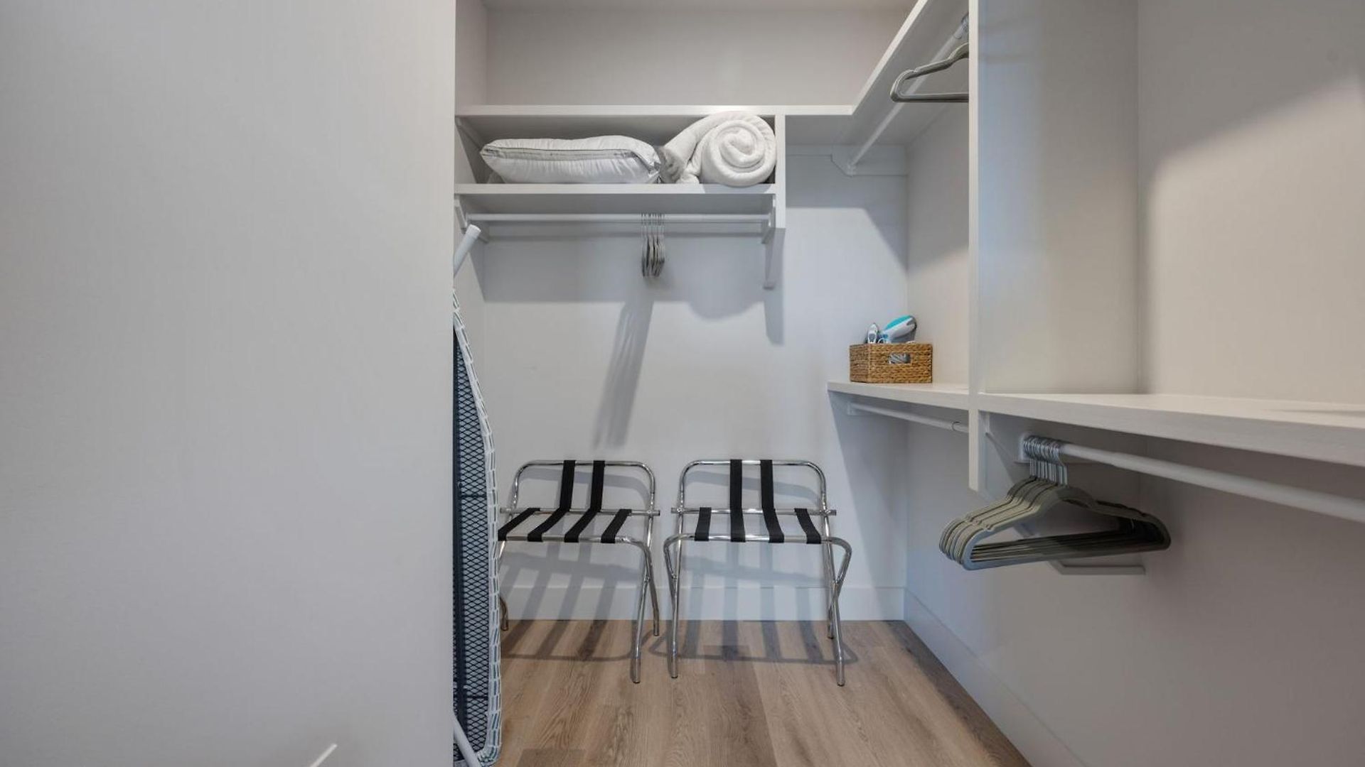 Elegant Corner Penthouse With Private Balcony, Skyline Views, Pool, And Gym *