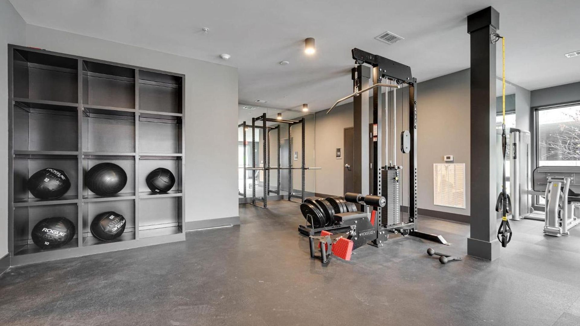 Elegant Corner Penthouse With Private Balcony, Skyline Views, Pool, And Gym Apartment