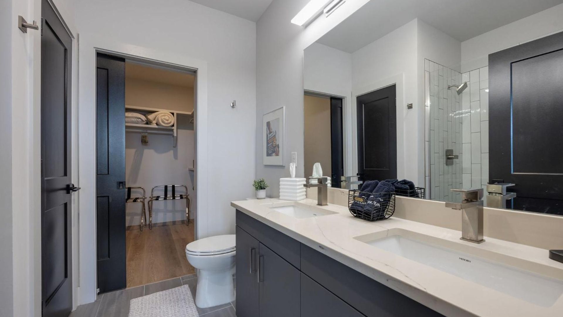 Apartment Elegant Corner Penthouse With Private Balcony, Skyline Views, Pool, And Gym Nashville