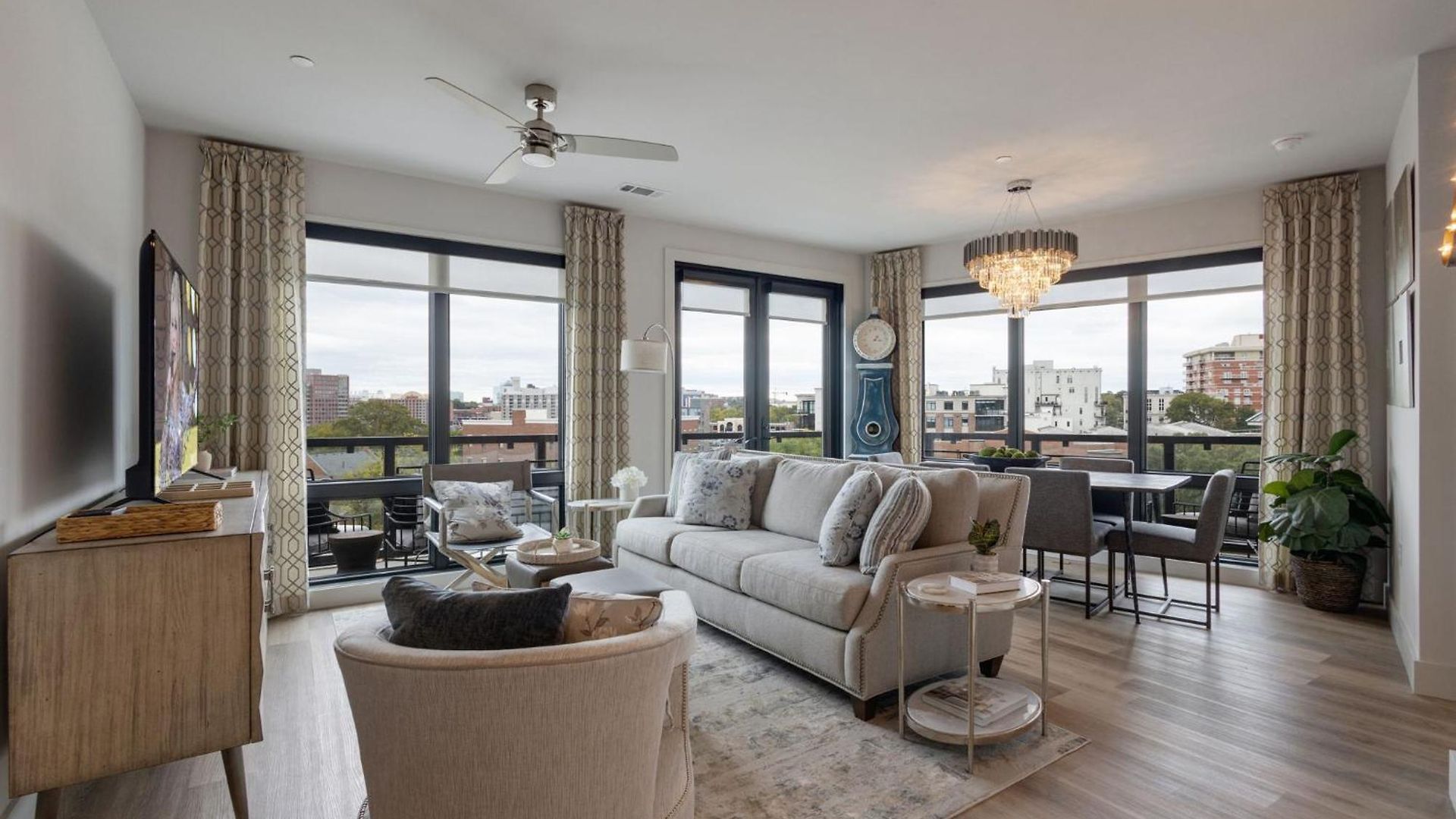 Elegant Corner Penthouse With Private Balcony, Skyline Views, Pool, And Gym * Nashville