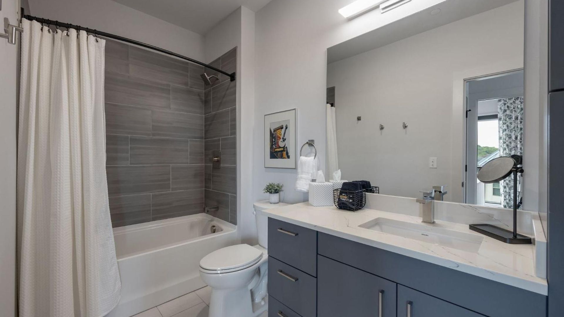 Elegant Corner Penthouse With Private Balcony, Skyline Views, Pool, And Gym Apartment