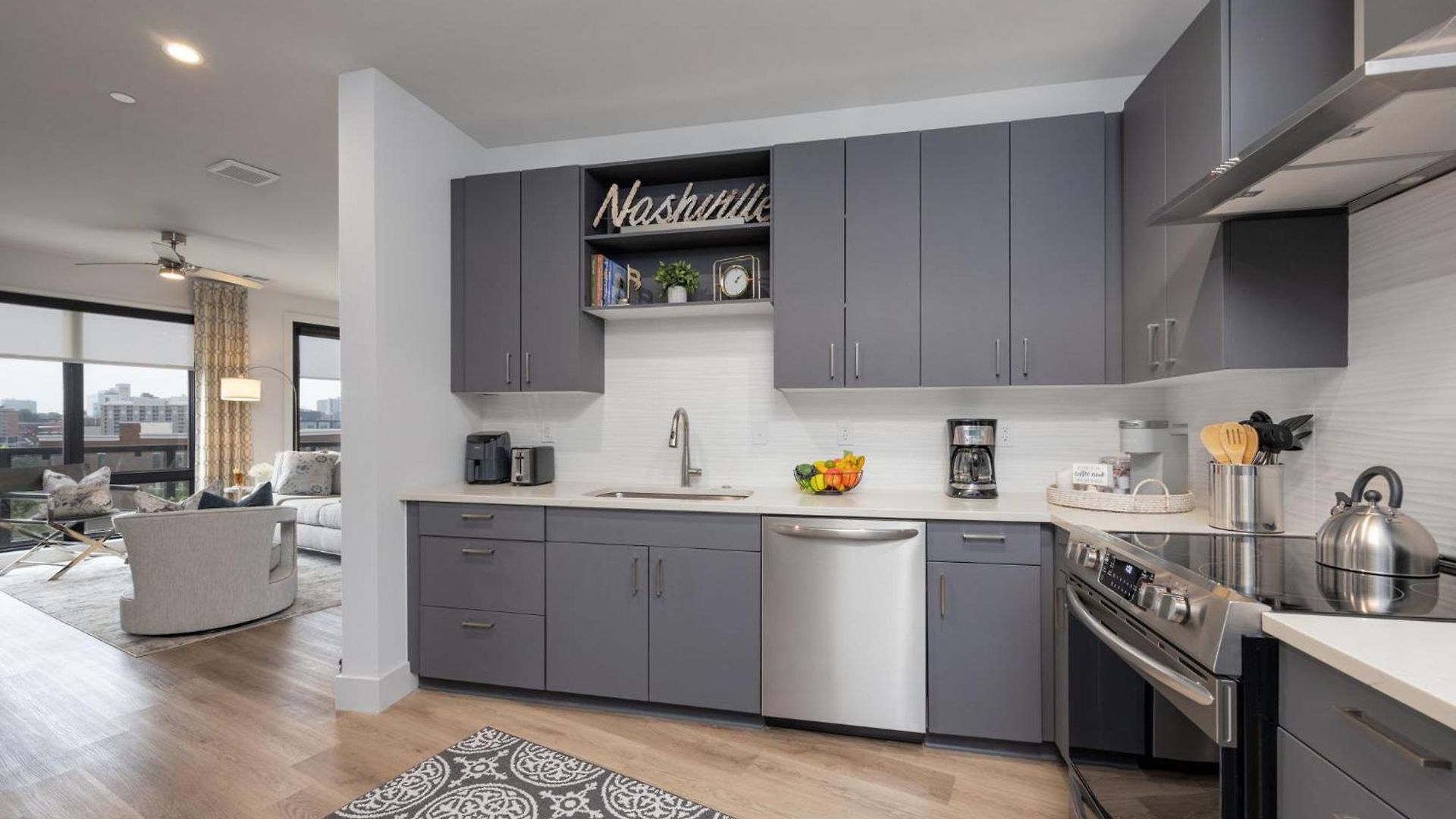 Apartment Elegant Corner Penthouse With Private Balcony, Skyline Views, Pool, And Gym *
