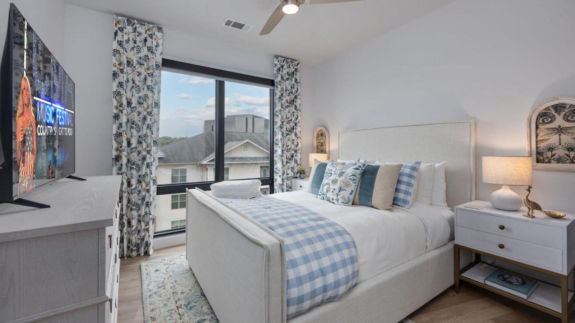 Elegant Corner Penthouse With Private Balcony, Skyline Views, Pool, And Gym Apartment Nashville