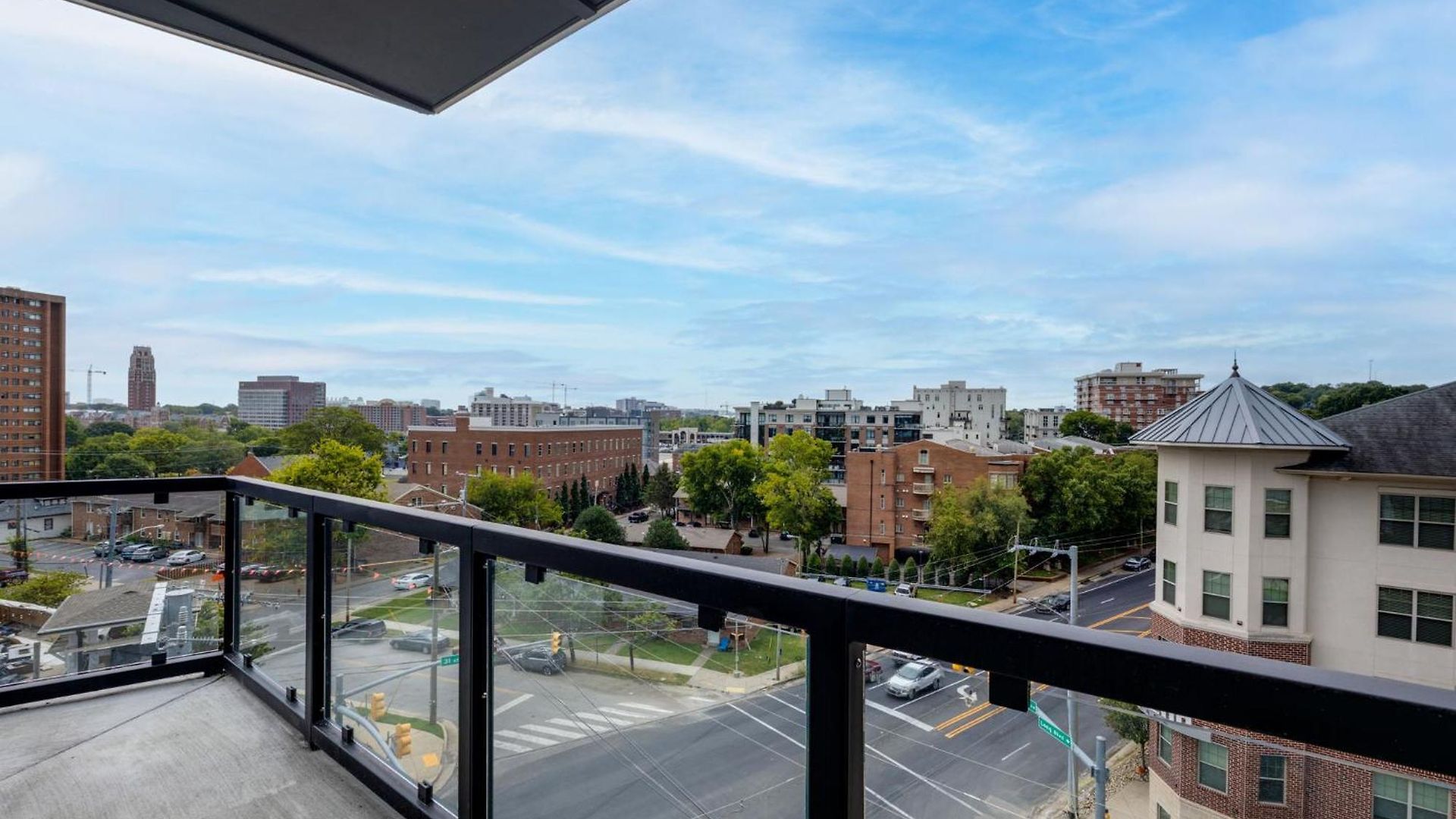 Elegant Corner Penthouse With Private Balcony, Skyline Views, Pool, And Gym *