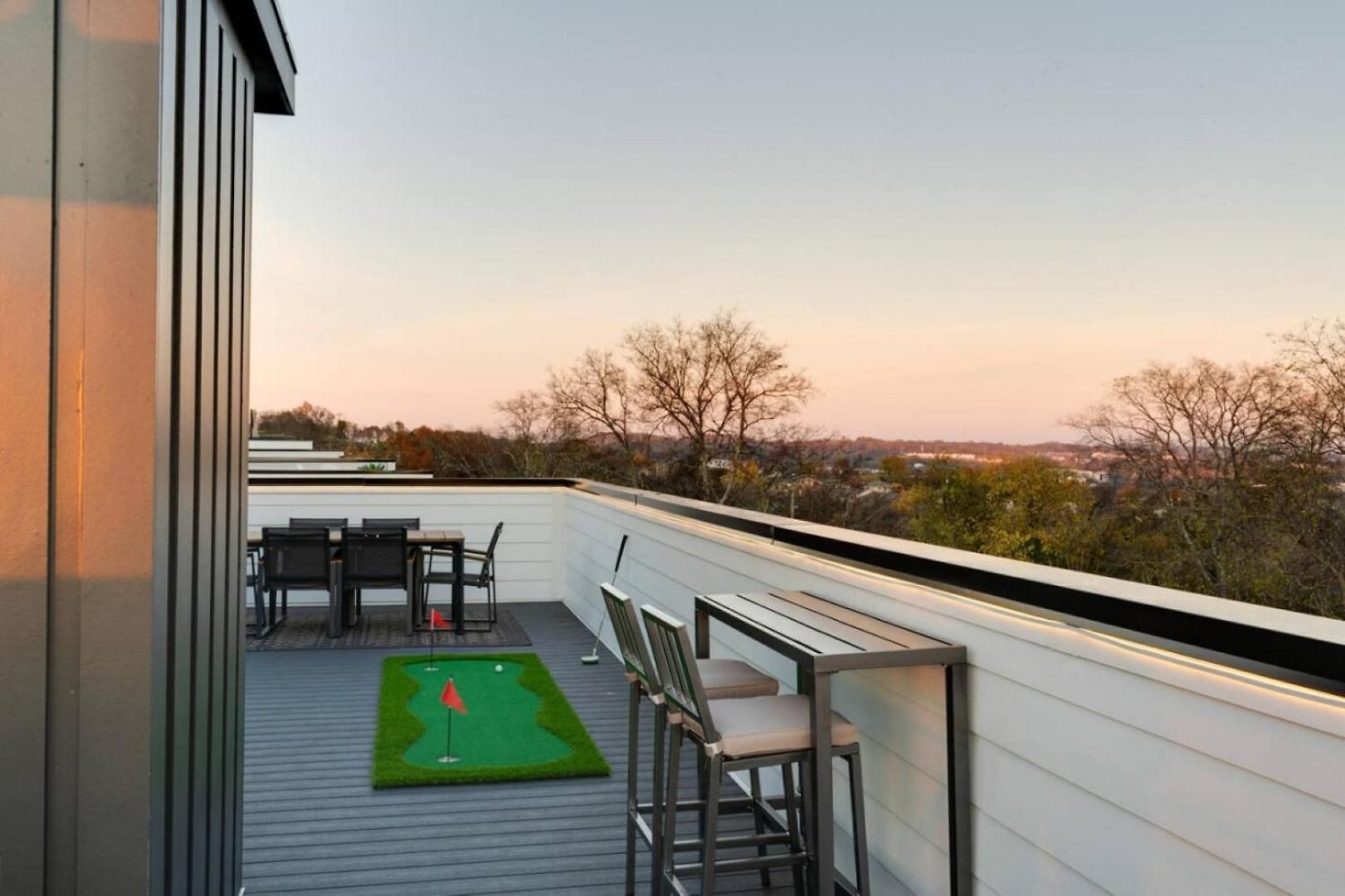 Apartment Luxury With Stunning Rooftop Views!