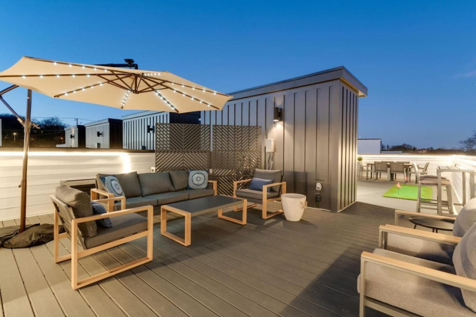 Luxury With Stunning Rooftop Views! Apartment