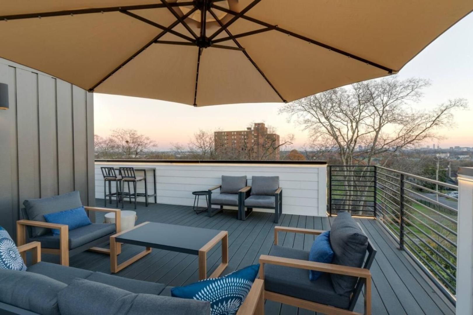 Luxury With Stunning Rooftop Views! *