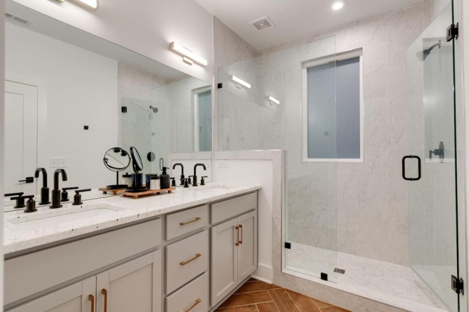 Luxury With Stunning Rooftop Views! *