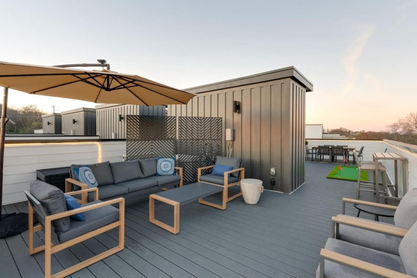 Luxury With Stunning Rooftop Views! *