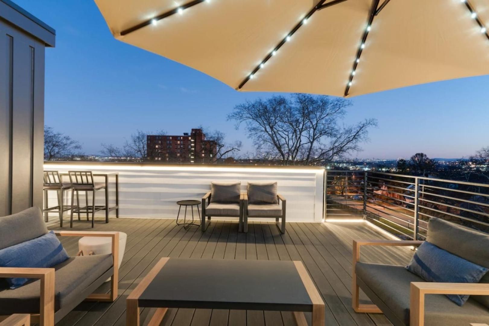 Luxury With Stunning Rooftop Views!