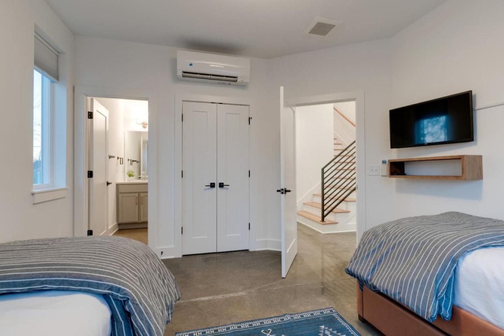 Luxury With Stunning Rooftop Views! *