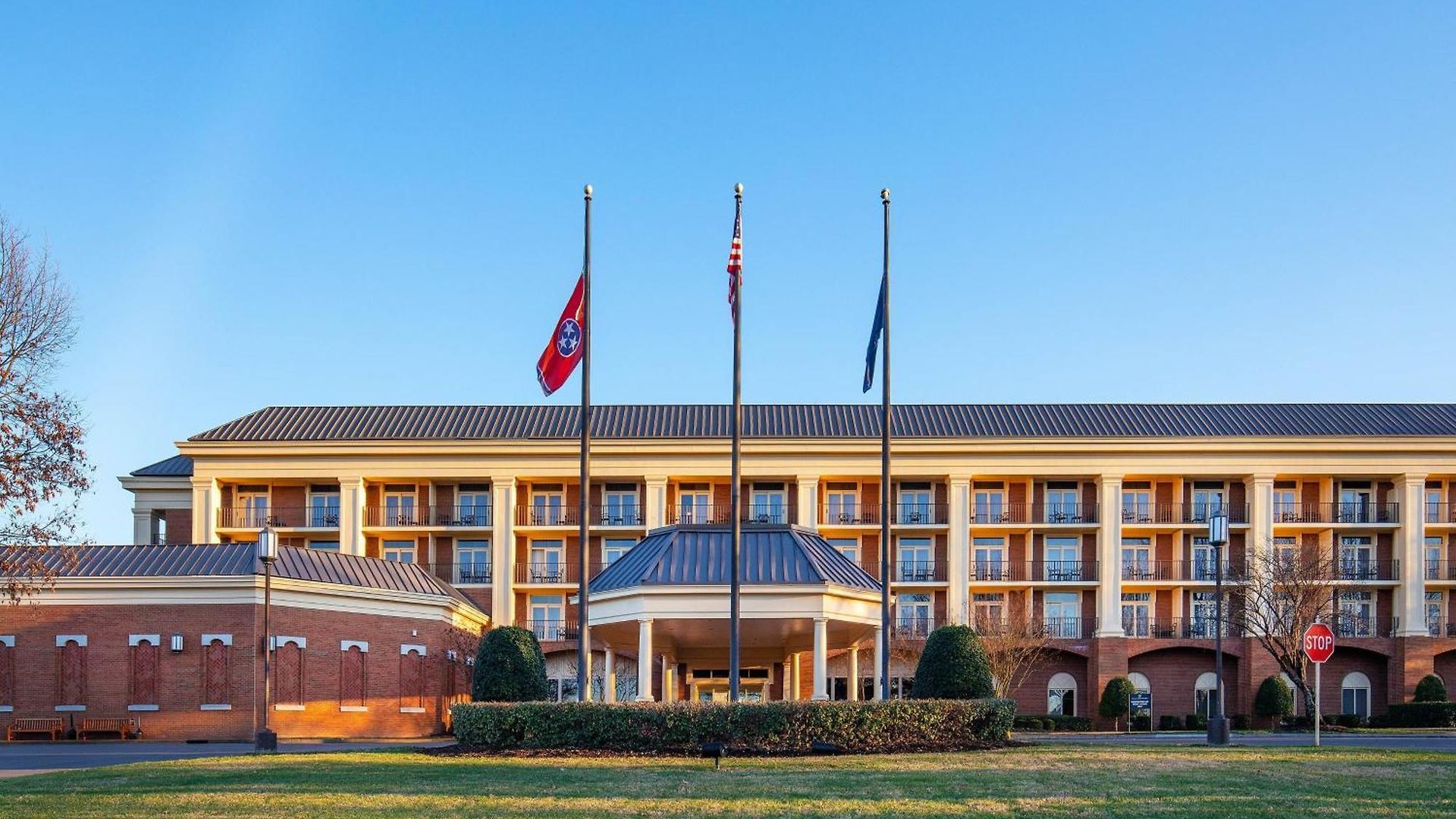 Hotel Sheraton Music Airport 4*