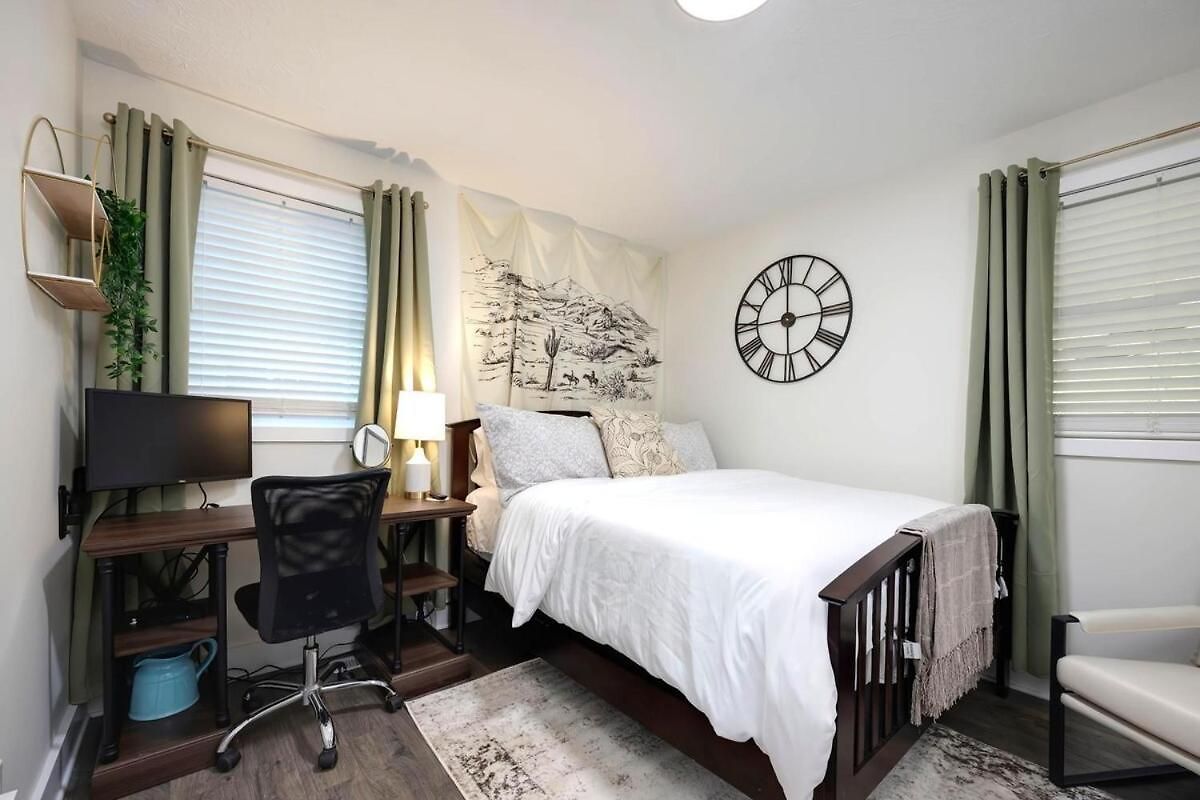 Near Downtown, King Bed, Private Yard, Free Parking Apartment *