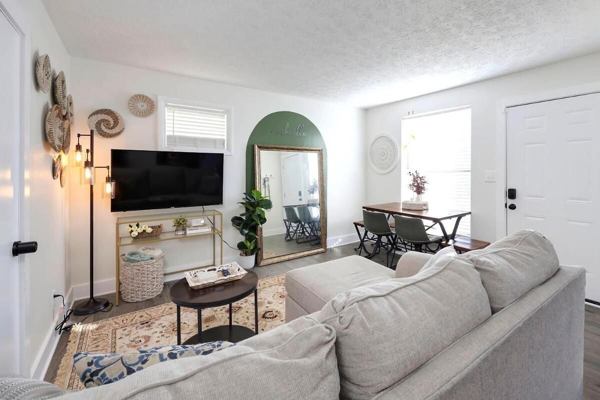 Apartment Near Downtown, King Bed, Private Yard, Free Parking