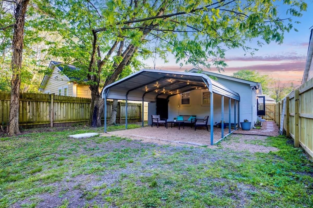 Near Downtown, King Bed, Private Yard, Free Parking