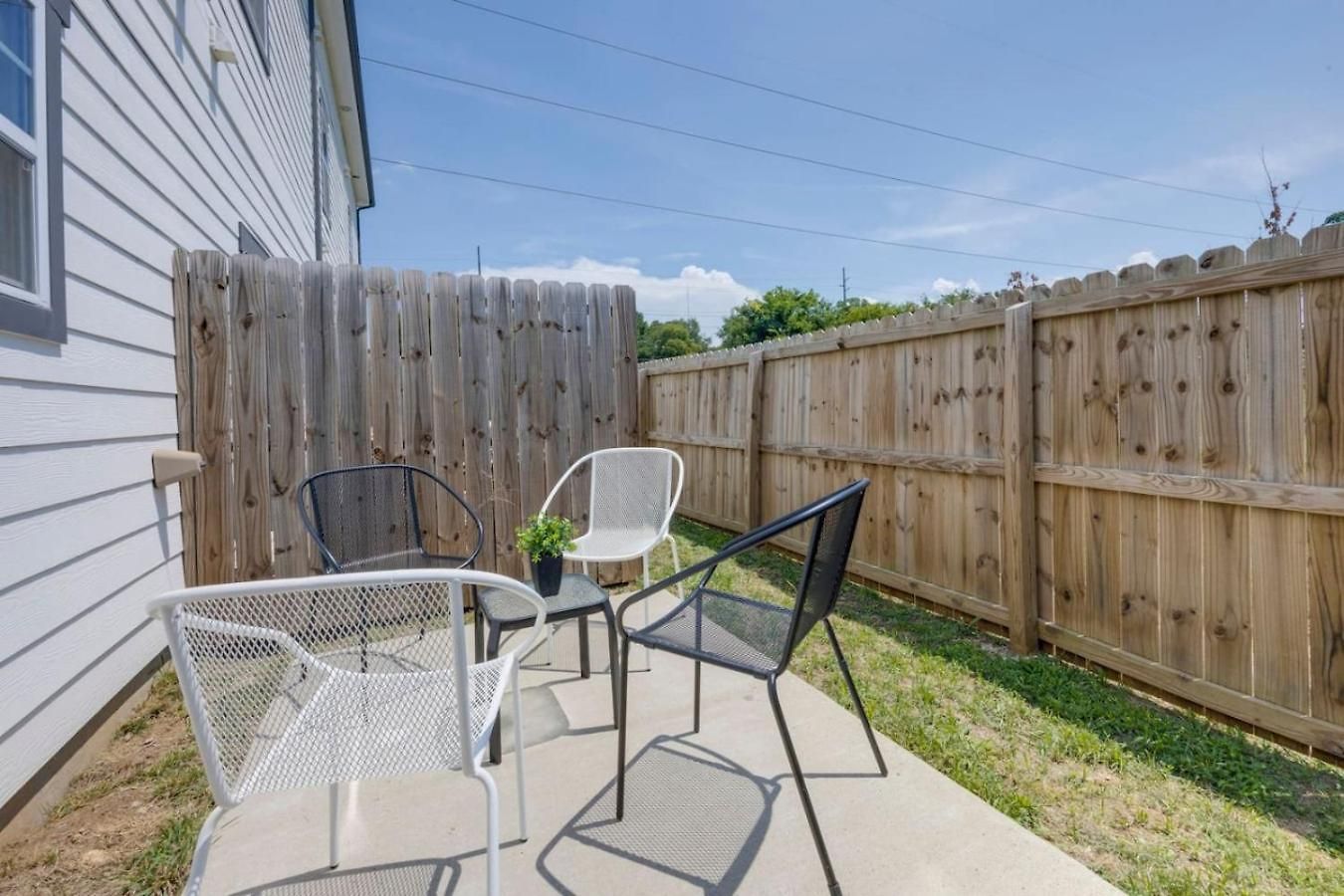 Minutes To Broadway Stylish Gated Townhome Nashville