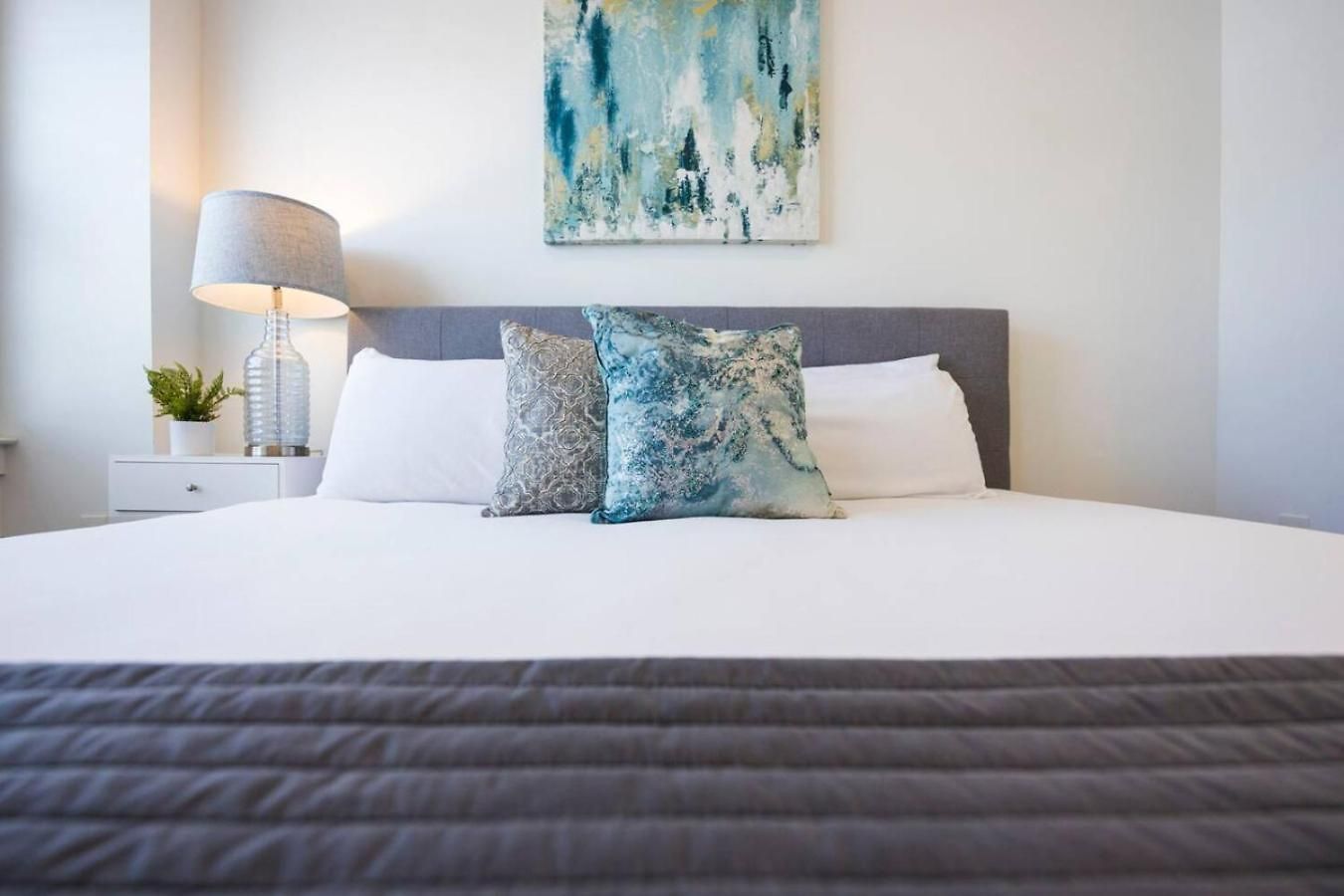 Minutes To Broadway Stylish Gated Townhome Holiday home
