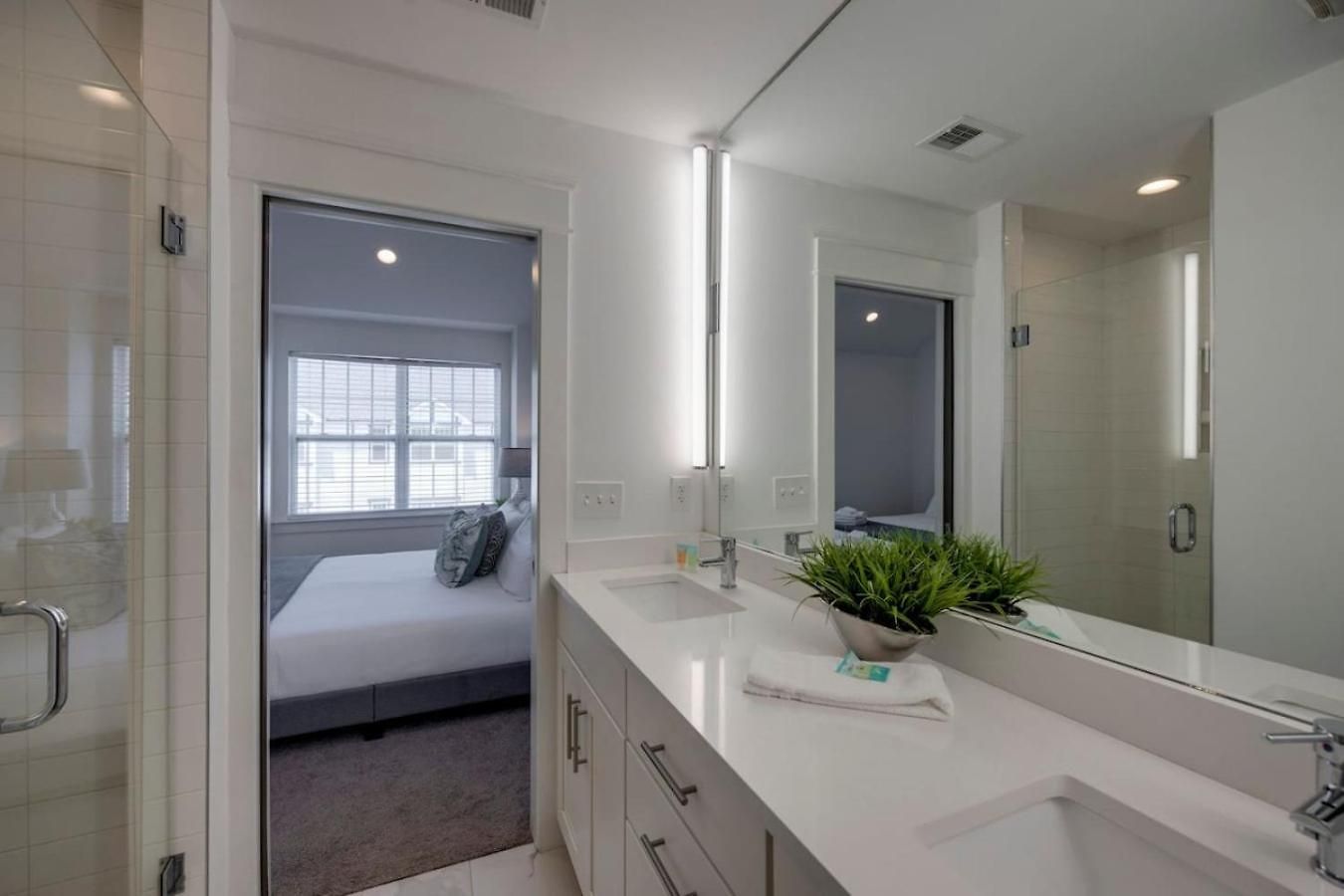 Holiday home Minutes To Broadway Stylish Gated Townhome *