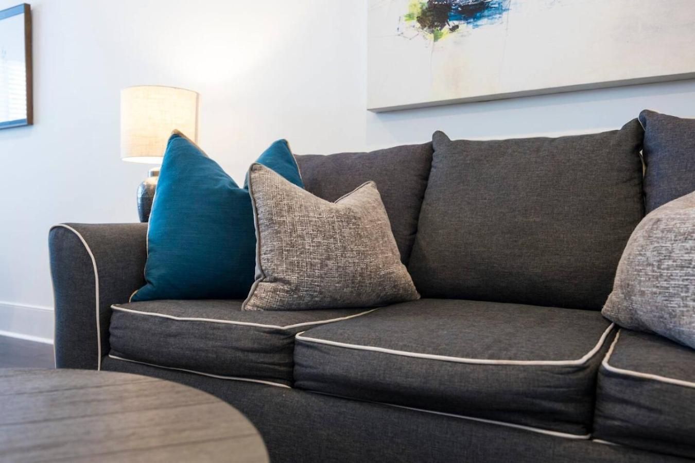 Minutes To Broadway Stylish Gated Townhome