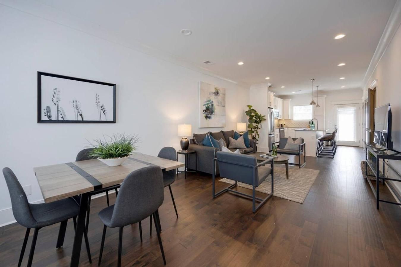 Minutes To Broadway Stylish Gated Townhome *