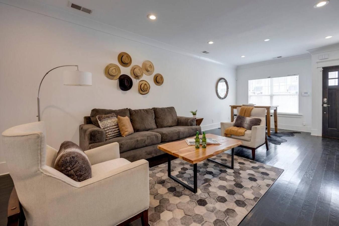 Minutes To Broadway Unwind In Style Holiday home