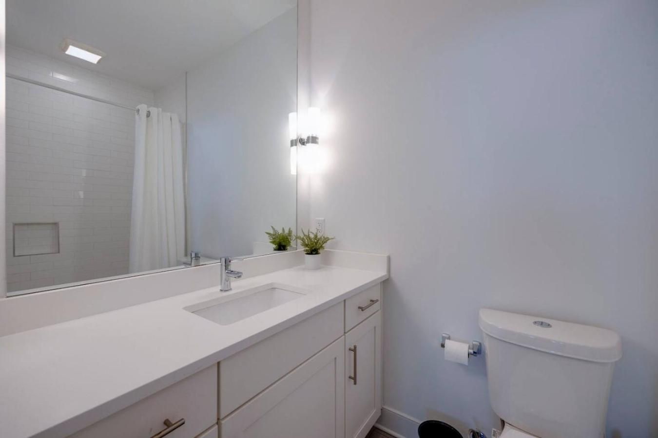 Beautiful Music Townhome Great Location *