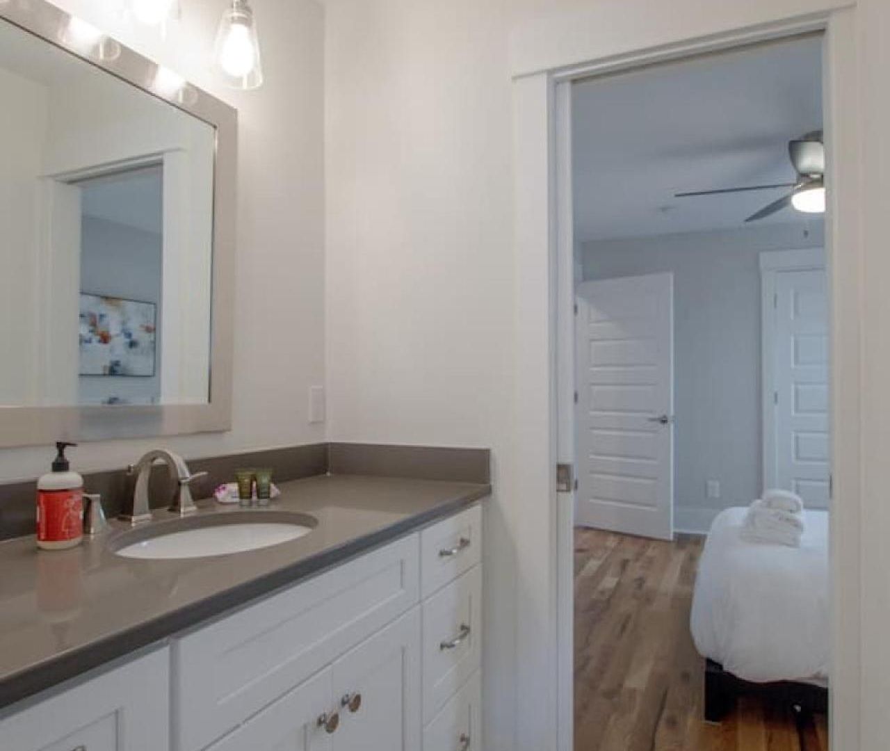 East Nash Luxury Four Bedrooms Huge Rooftop Patio
