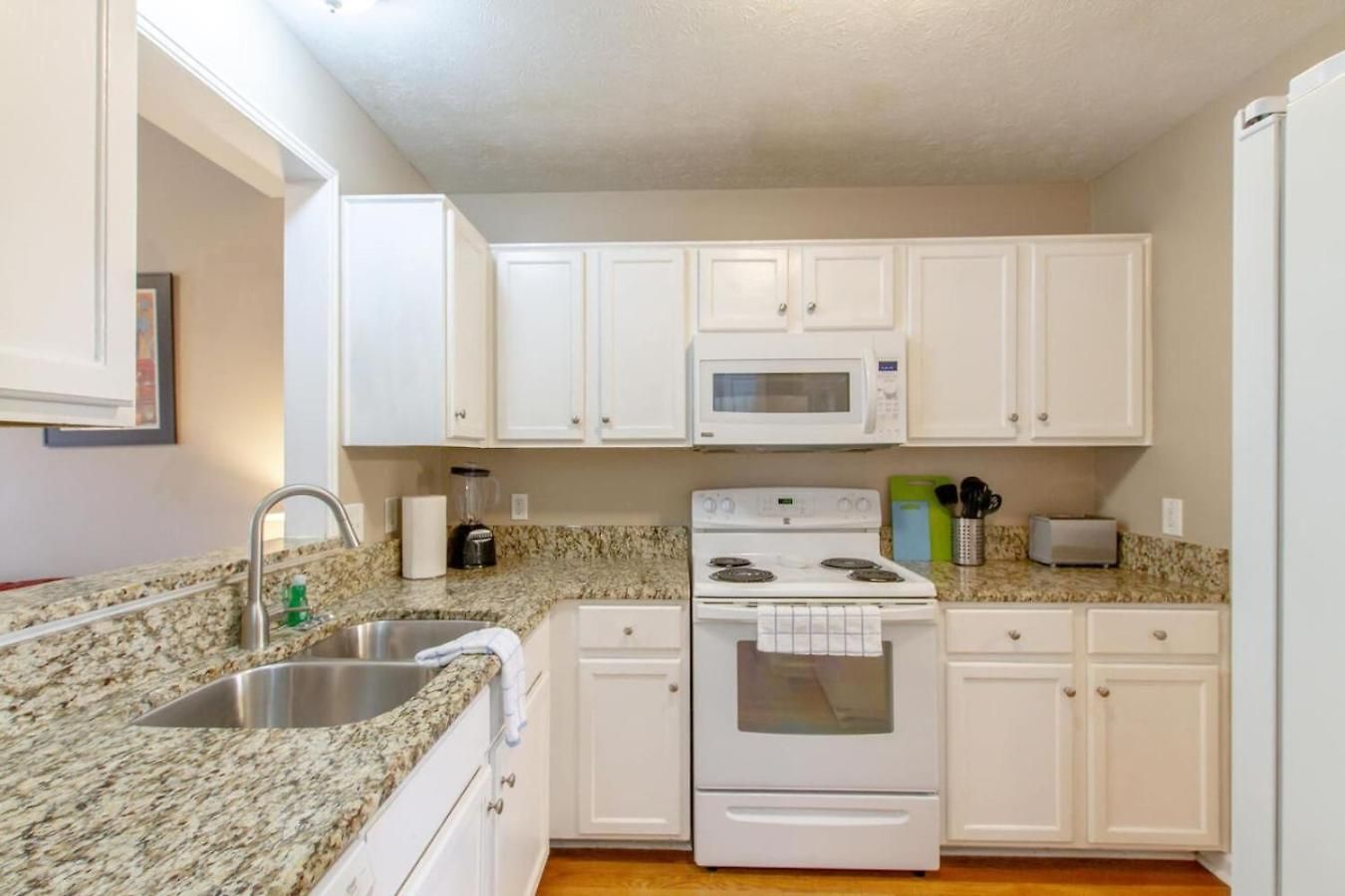 Bright And Fresh Large Backyard Minutes To Broadway Nashville