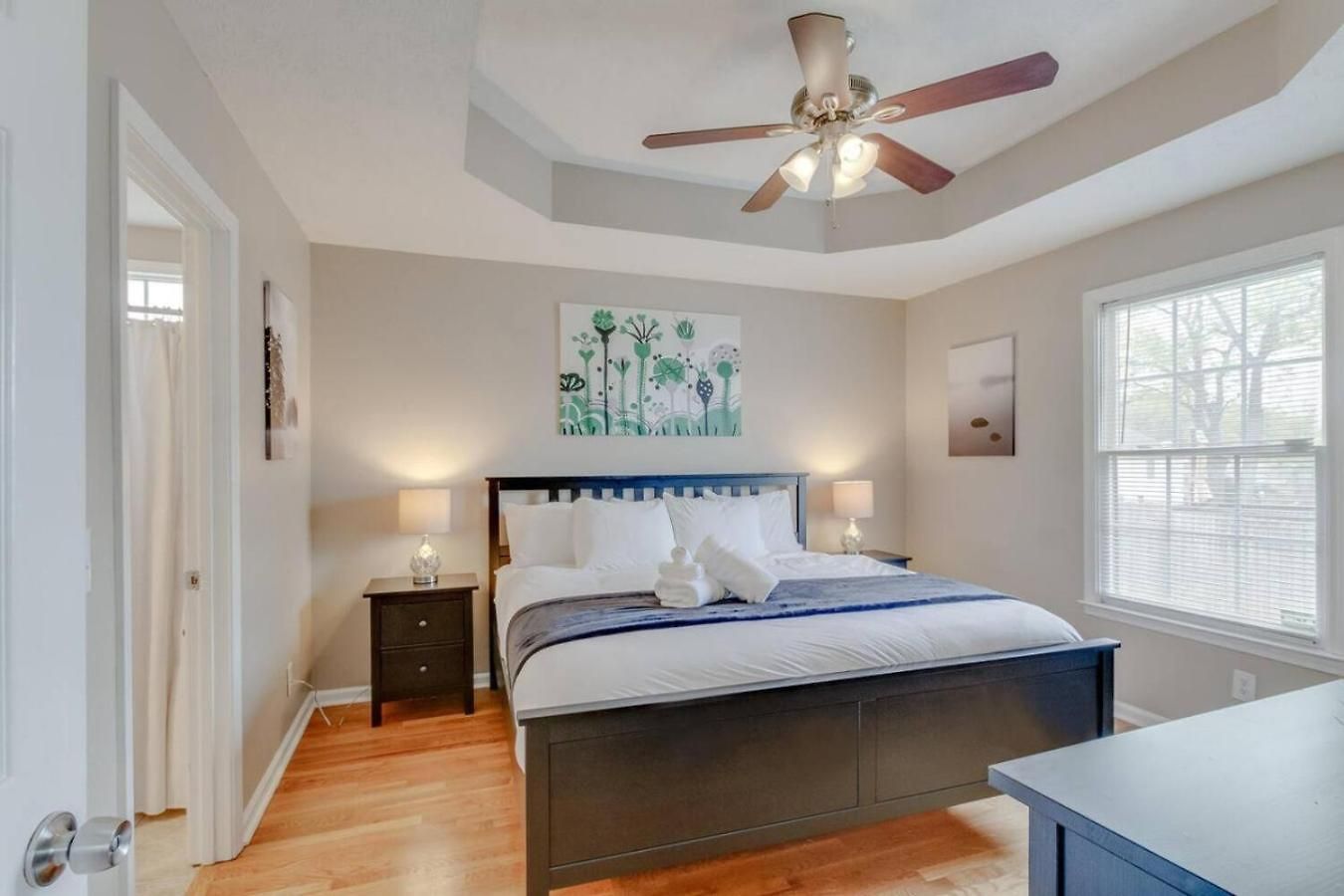 Bright And Fresh Large Backyard Minutes To Broadway Holiday home *
