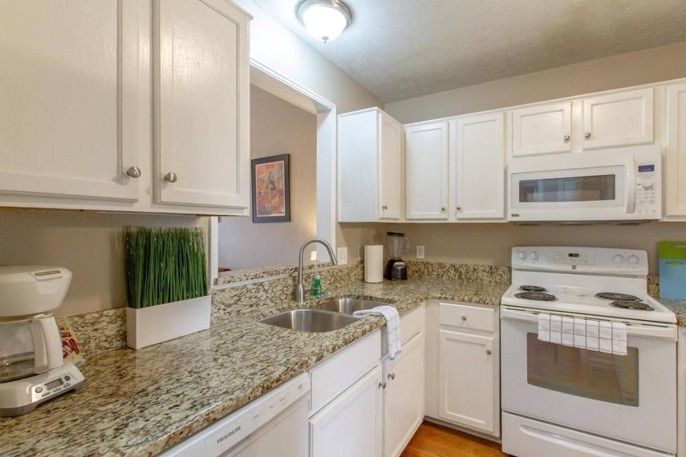 Bright And Fresh Large Backyard Minutes To Broadway Holiday home Nashville