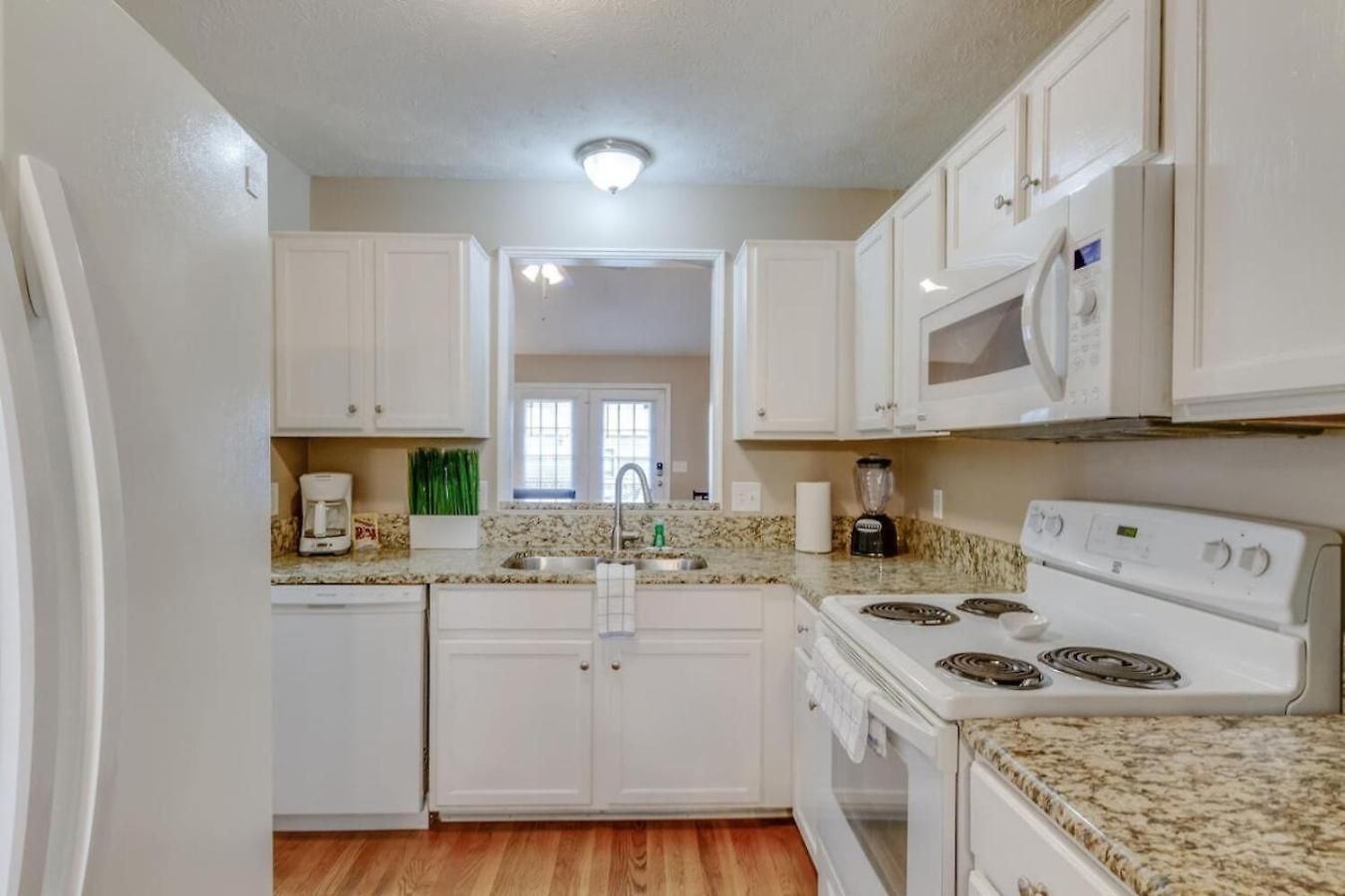 Bright And Fresh Large Backyard Minutes To Broadway Holiday home Nashville