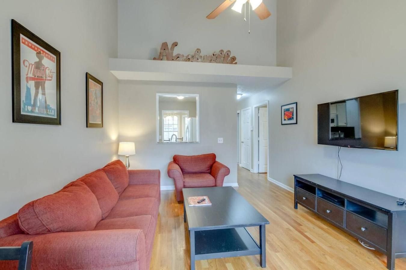 Bright And Fresh Large Backyard Minutes To Broadway Holiday home Nashville