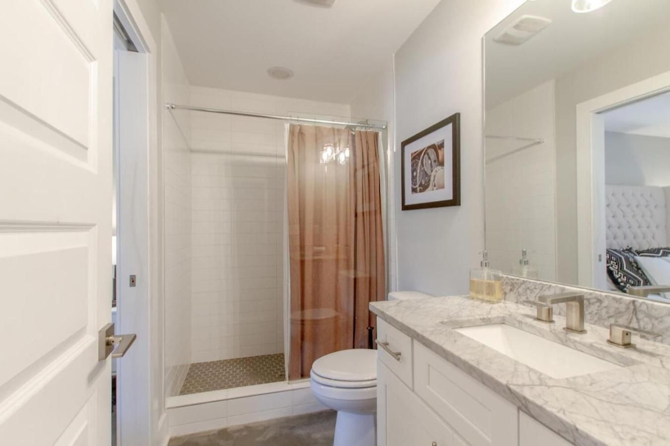 Chic Private Rooftop Minutes To Downtown Holiday home *
