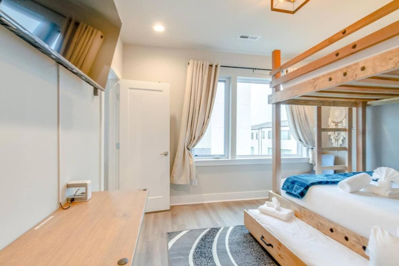 Spacious Contemporary Townhome With Private Rooftop Holiday home