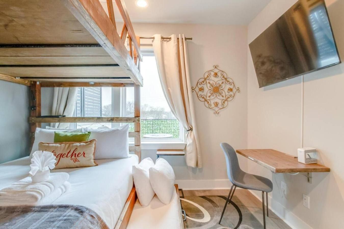 Spacious Contemporary Townhome With Private Rooftop