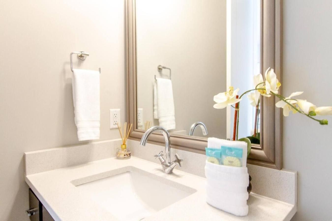Holiday home Spacious Contemporary Townhome With Private Rooftop *