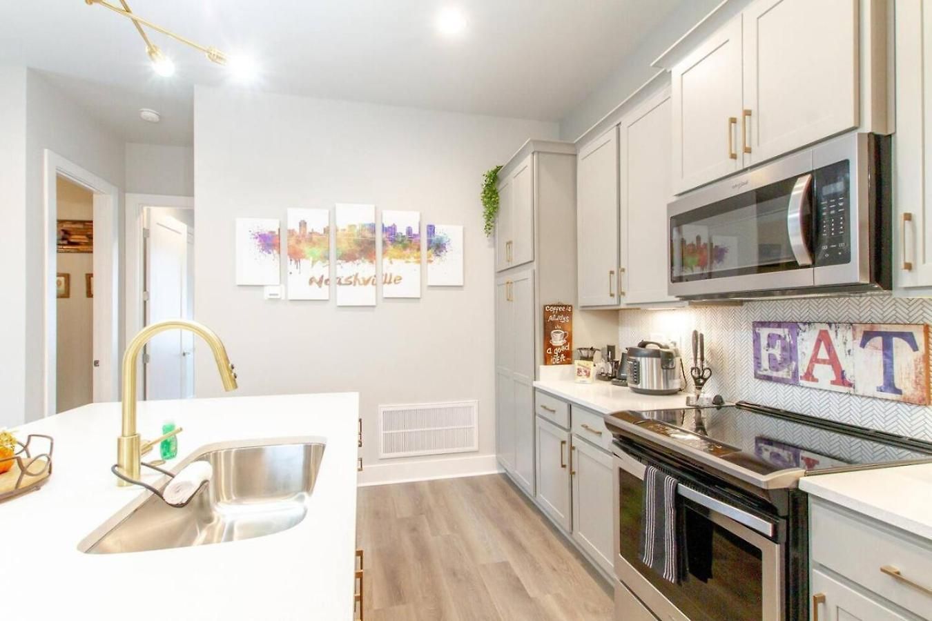 Spacious Contemporary Townhome With Private Rooftop *