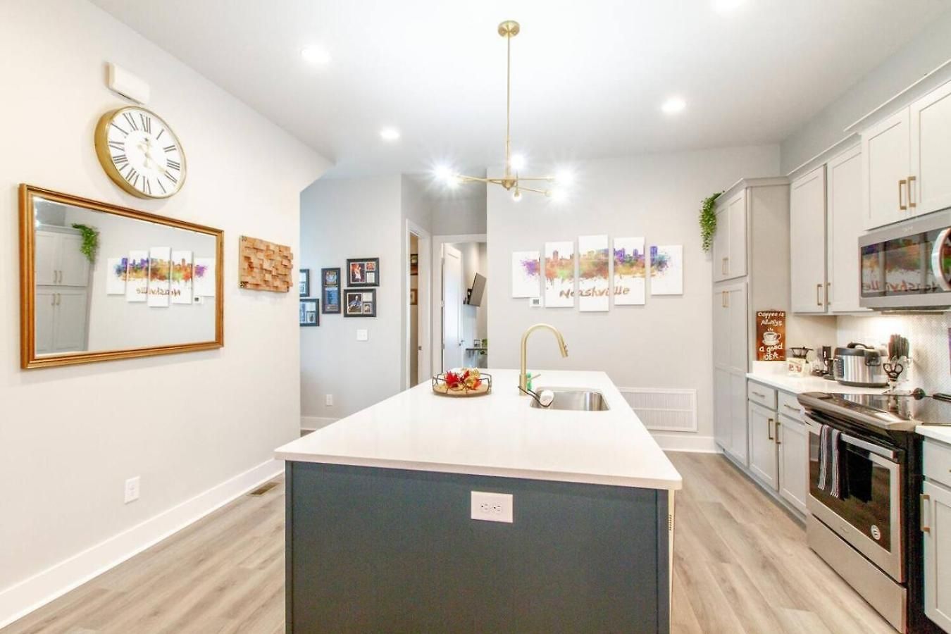 Spacious Contemporary Townhome With Private Rooftop Holiday home