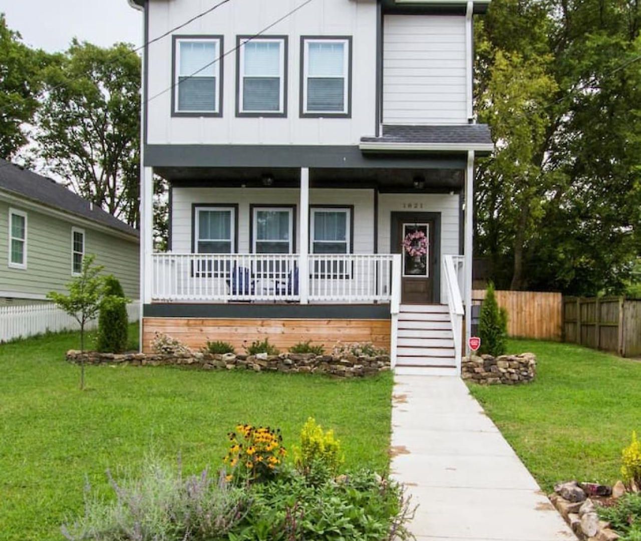 Gorgeous Downtown Pad 3 Bedroom 2.5 Bath Large Patio