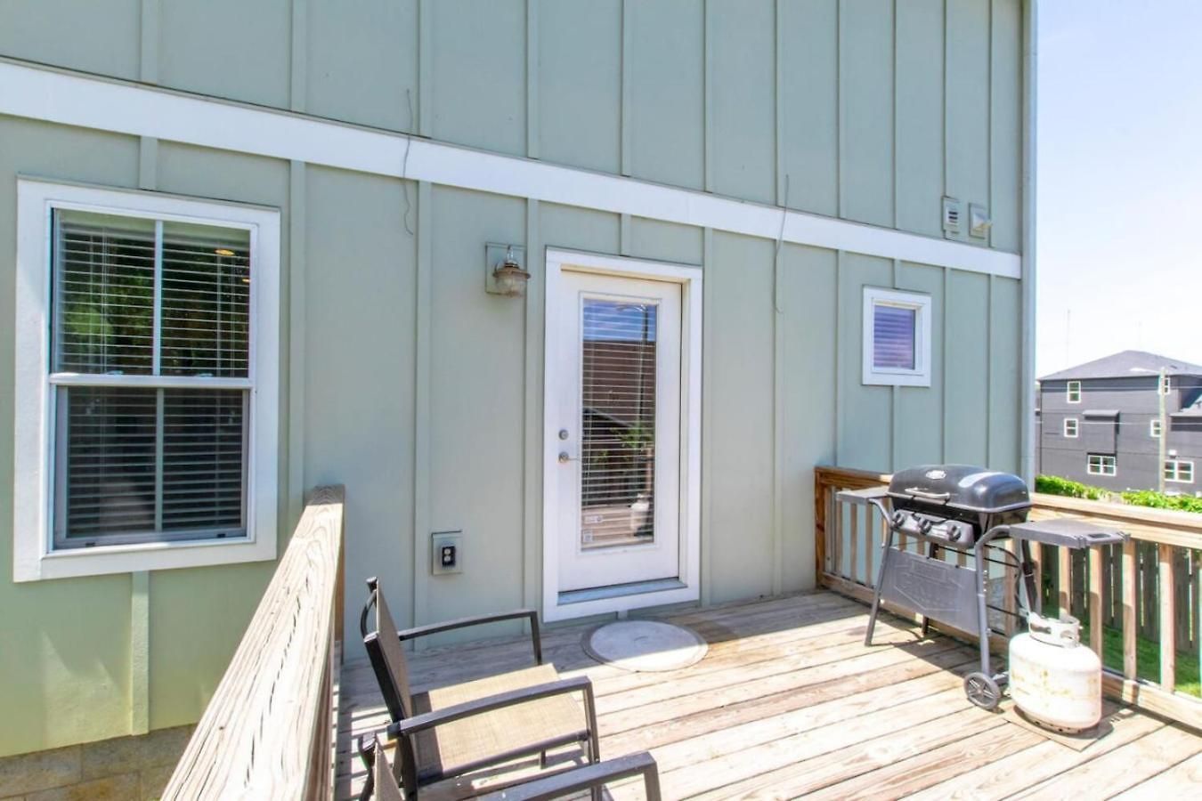 Hilltop Charmer Super Close To Downtown Three Bedroom *