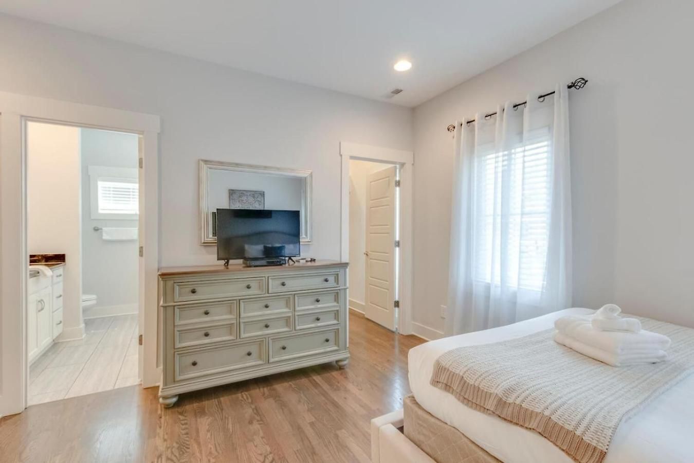Hilltop Charmer Super Close To Downtown Three Bedroom Holiday home Nashville