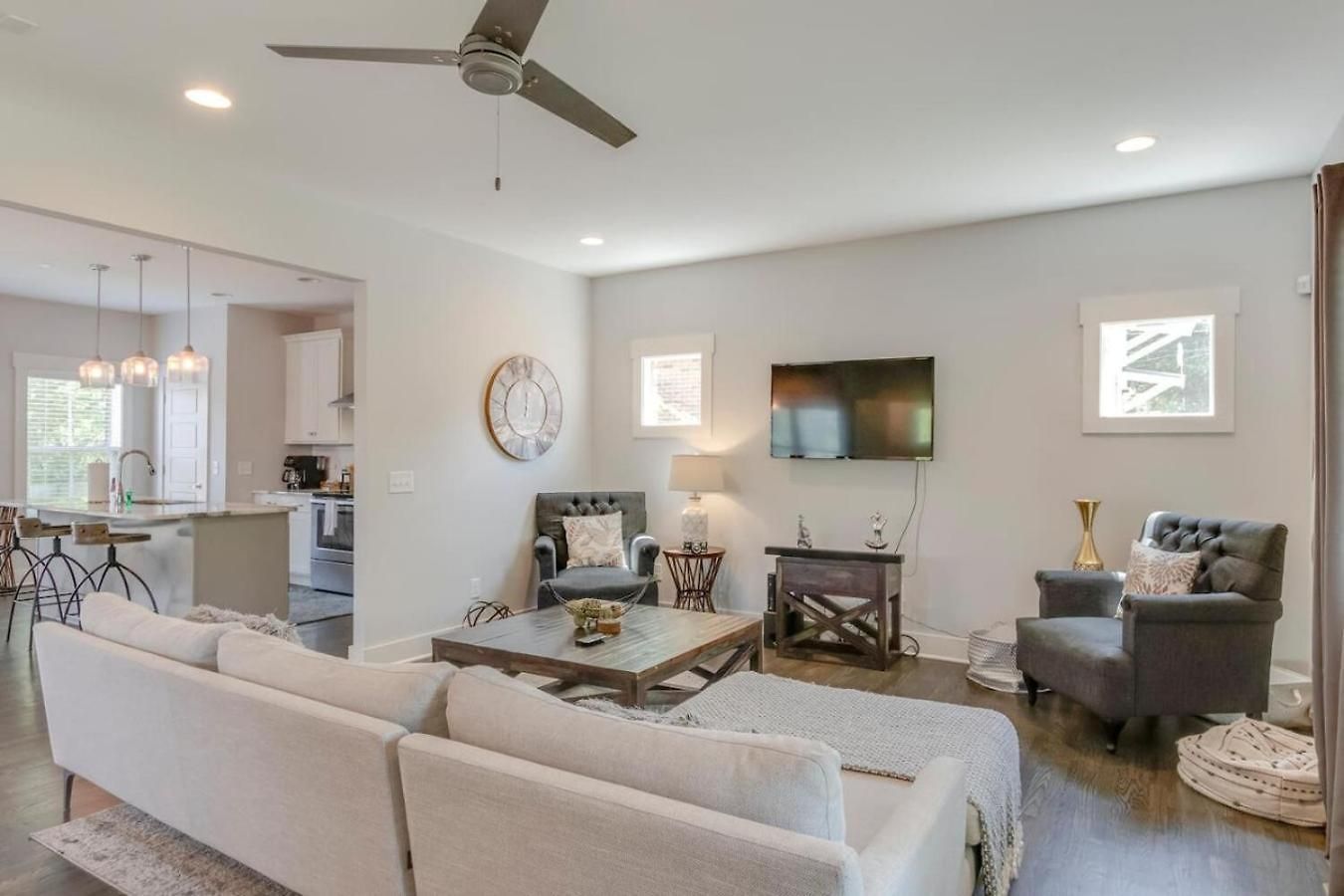 Hilltop Charmer Super Close To Downtown Three Bedroom Holiday home