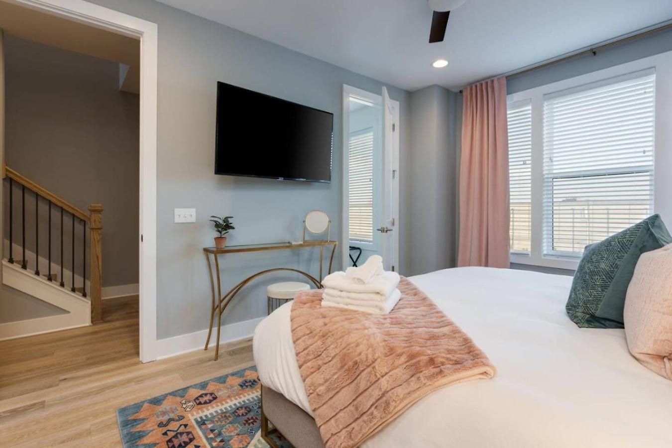 Luxury Downtown Townhome Elevated Skyline Views * Nashville