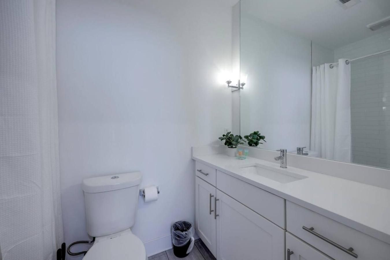 Minutes To Broadway Luxurious Gated Townhome Nashville