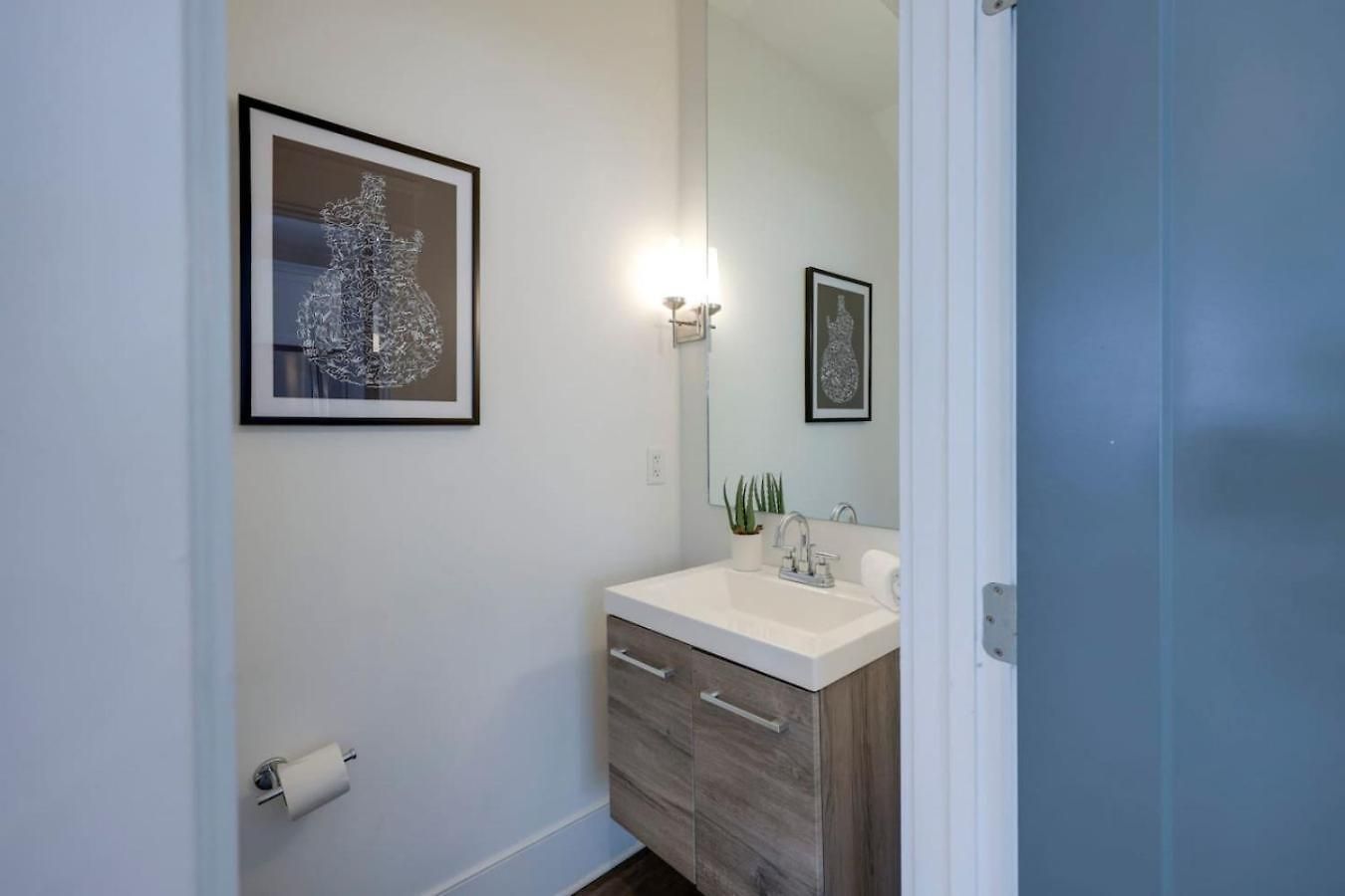 Minutes To Broadway Luxurious Gated Townhome Nashville
