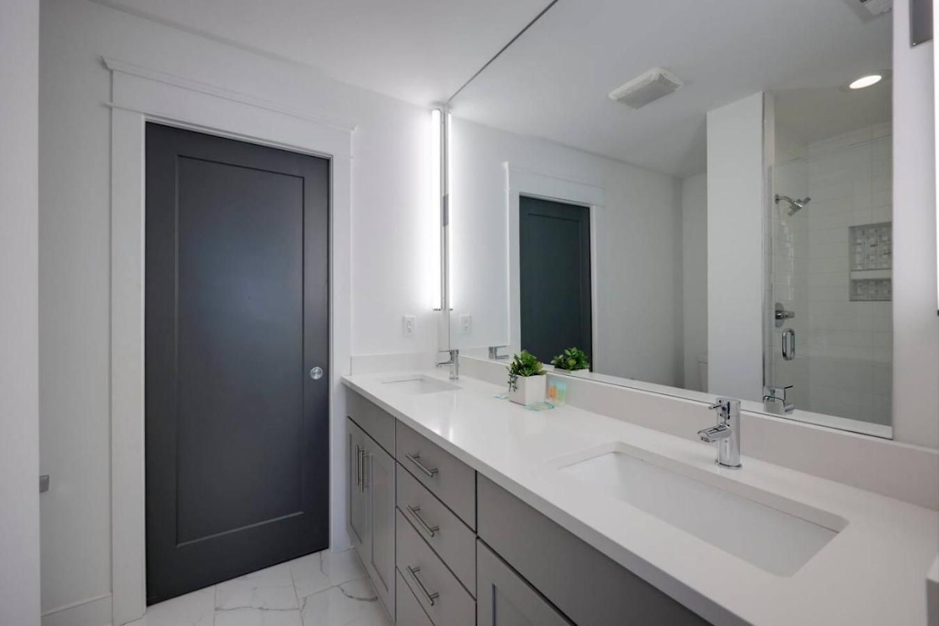 Minutes To Broadway Luxurious Gated Townhome