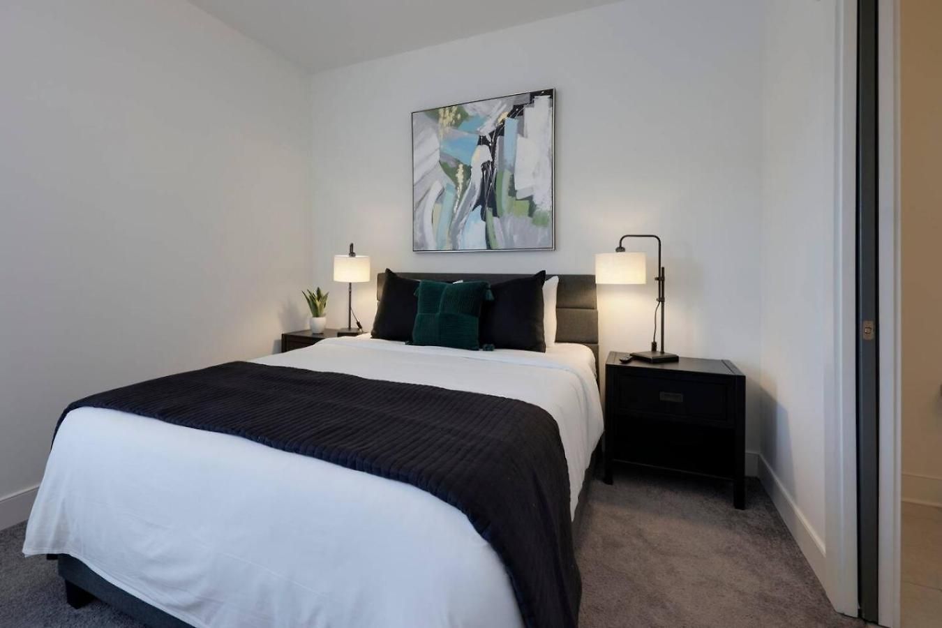 Minutes To Broadway Luxurious Gated Townhome Holiday home