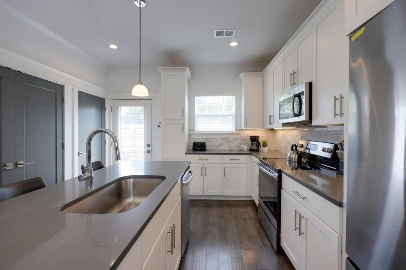 Minutes To Broadway Luxurious Gated Townhome *